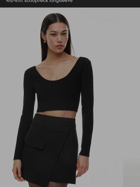 Aritzia Black Rib-Knit Scoopneck Long Sleeve Crop Top